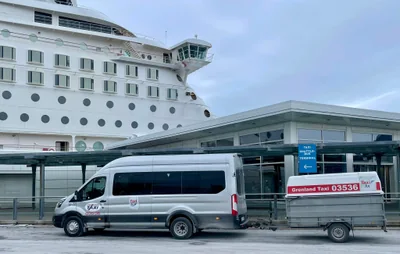 Minibuss med bagasjehenger fra Grenland Taxi ved et cruiseskip på terminalen